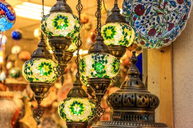 Geleneksel parlak dekoratif asılı Türk lambalar ve Istanbul ın Bazaarı, Türkiye'de canlı renklerle renkli ışıklar