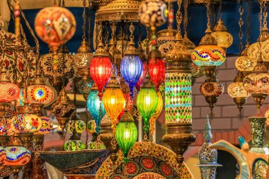 Geleneksel parlak dekoratif asılı Türk lambalar ve Istanbul ın Bazaarı, Türkiye'de canlı renklerle renkli ışıklar