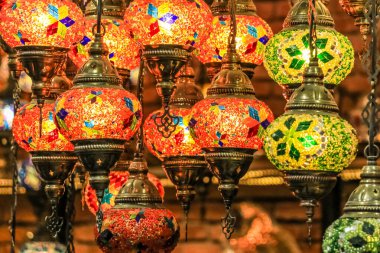 Geleneksel parlak dekoratif asılı Türk lambalar ve Istanbul ın Bazaarı, Türkiye'de canlı renklerle renkli ışıklar