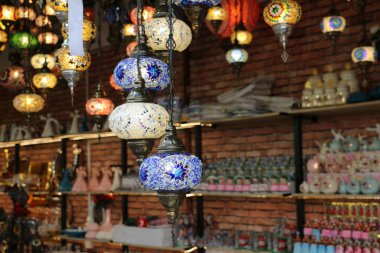 Geleneksel parlak dekoratif asılı Türk lambalar ve Istanbul ın Bazaarı, Türkiye'de canlı renklerle renkli ışıklar