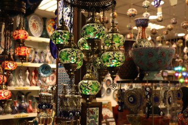 Geleneksel parlak dekoratif asılı Türk lambalar ve Istanbul ın Bazaarı, Türkiye'de canlı renklerle renkli ışıklar