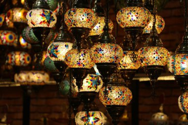 Geleneksel parlak dekoratif asılı Türk lambalar ve Istanbul ın Bazaarı, Türkiye'de canlı renklerle renkli ışıklar