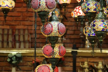 Geleneksel parlak dekoratif asılı Türk lambalar ve Istanbul ın Bazaarı, Türkiye'de canlı renklerle renkli ışıklar