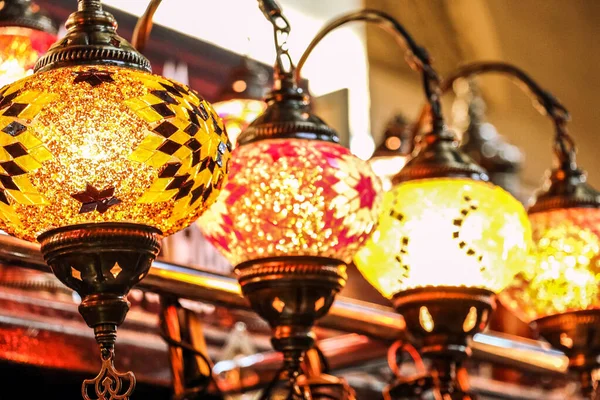 Tradycyjne Jasne Dekoracyjne Wiszące Tureckie Światła Kolorowe Lampy Żywych Kolorach — Zdjęcie stockowe