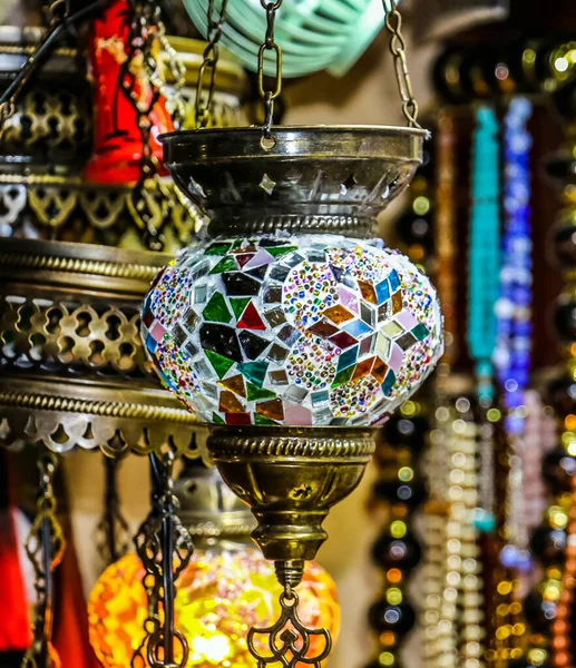 阿拉伯联合酋长国迪拜地球村土耳其馆传统的明亮装饰挂灯和色彩艳丽的彩灯 — 图库照片