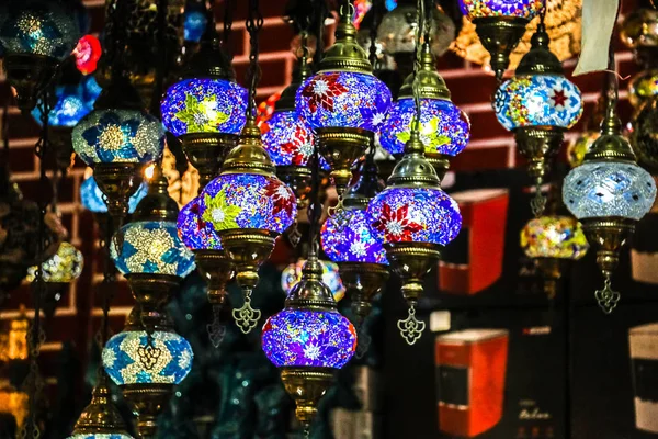 Luces Turcas Decorativas Luces Coloridas Tradicionales Lámparas Colgantes Estambul Turquía —  Fotos de Stock