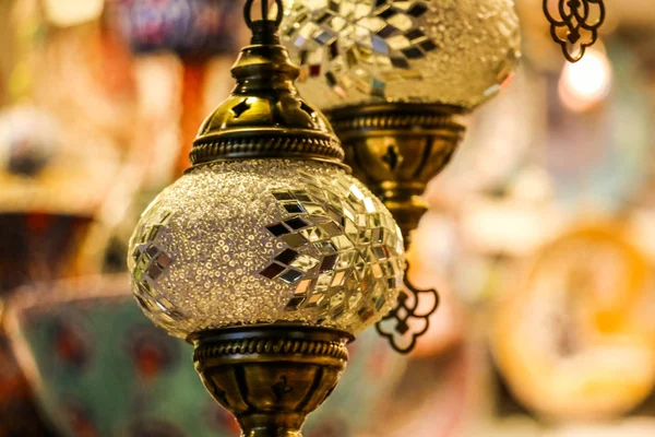 阿拉伯联合酋长国迪拜地球村土耳其馆传统的明亮装饰挂灯和色彩艳丽的彩灯 — 图库照片