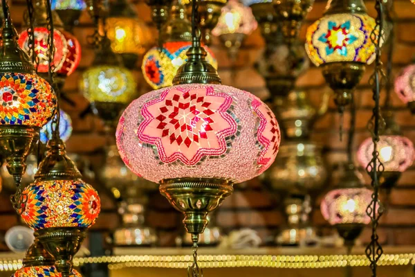 Tradycyjne Jasne Dekoracyjne Wiszące Tureckie Światła Kolorowe Lampy Żywych Kolorach — Zdjęcie stockowe
