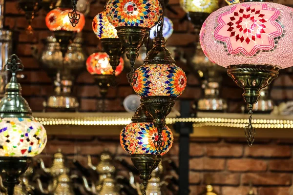 Tradisional Dekoratif Terang Tergantung Lampu Turki Dan Lampu Terang Berwarna — Stok Foto