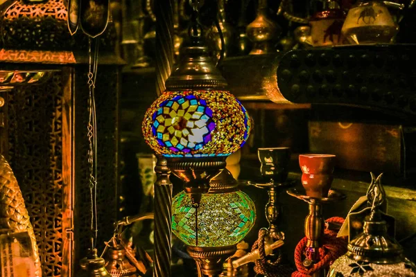 Παραδοσιακά Φωτεινά Διακοσμητικά Κρεμαστά Φωτιστικά Τουρκική Και Πολύχρωμα Φώτα Έντονα — Φωτογραφία Αρχείου