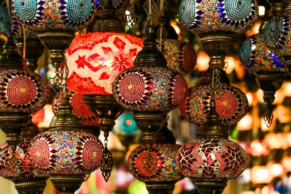 Traditionella Ljusa Dekorativ Hängande Turkiska Lampor Och Färgglada Lampor Med — Stockfoto