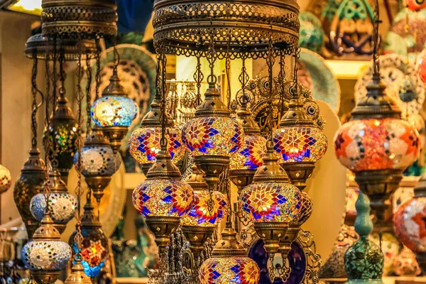 Традиционные Яркие Декоративные Висячие Турецкие Лампы Яркие Огни Яркими Красками — стоковое фото
