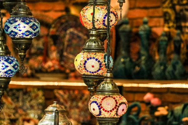 土耳其伊斯坦布尔集市上的传统明亮的装饰挂着土耳其灯和五颜六色的灯光鲜艳的色彩 — 图库照片