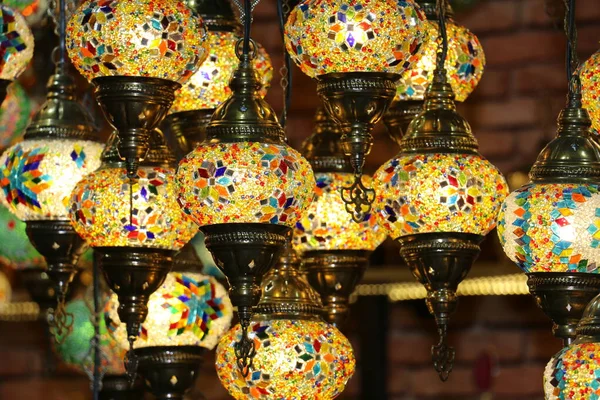 Luces Turcas Colgantes Decorativas Tradicionales Brillantes Lámparas Colores Vivos Turquía —  Fotos de Stock