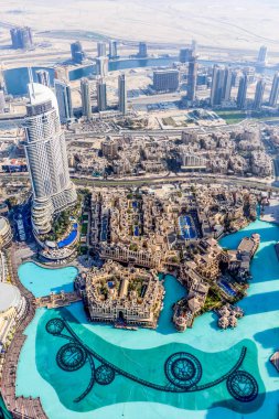 Dubai Skyline 'ın hava manzarası, Dubai Adresleri Oteli' nin muhteşem çatısı. Dubai şehir merkezindeki yerleşim ve iş gökdelenleri, Birleşik Arap Emirlikleri