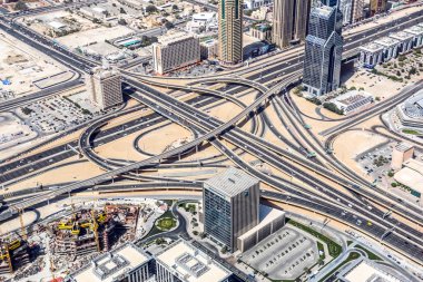 Dubai Skyline 'ın hava manzarası, Dubai Şeyh Zayed Yolu' nun muhteşem çatısı manzarası Dubai şehir merkezindeki İş Gökdelenleri, Birleşik Arap Emirlikleri