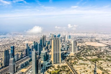 Dubai Skyline 'ın hava manzarası, Dubai Şeyh Zayed Yolu' nun muhteşem çatısı manzarası Dubai şehir merkezindeki İş Gökdelenleri, Birleşik Arap Emirlikleri