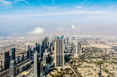Dubai Skyline 'ın hava manzarası, Dubai Şeyh Zayed Yolu' nun muhteşem çatısı manzarası Dubai şehir merkezindeki İş Gökdelenleri, Birleşik Arap Emirlikleri