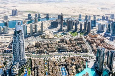 Dubai Skyline 'ın hava manzarası, Dubai Şeyh Zayed Yolu' nun muhteşem çatısı manzarası Dubai şehir merkezindeki İş Gökdelenleri, Birleşik Arap Emirlikleri