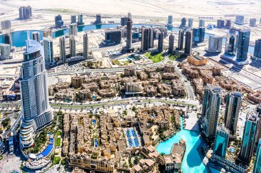 Dubai Skyline 'ın hava manzarası, Dubai Şeyh Zayed Yolu' nun muhteşem çatısı manzarası Dubai şehir merkezindeki İş Gökdelenleri, Birleşik Arap Emirlikleri