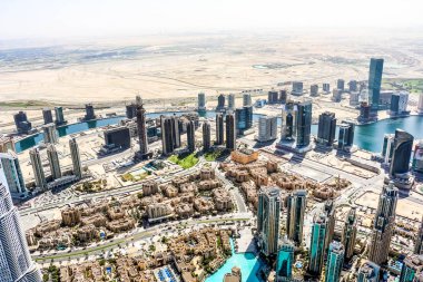Dubai Skyline 'ın hava manzarası, Dubai Şeyh Zayed Yolu' nun muhteşem çatısı manzarası Dubai şehir merkezindeki İş Gökdelenleri, Birleşik Arap Emirlikleri