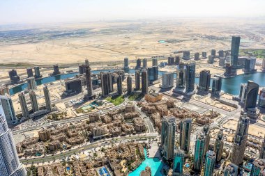 Dubai Skyline 'ın hava manzarası, Dubai Şeyh Zayed Yolu' nun muhteşem çatısı manzarası Dubai şehir merkezindeki İş Gökdelenleri, Birleşik Arap Emirlikleri