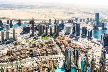 Dubai Skyline 'ın hava manzarası, Dubai Şeyh Zayed Yolu' nun muhteşem çatısı manzarası Dubai şehir merkezindeki İş Gökdelenleri, Birleşik Arap Emirlikleri