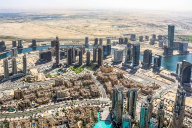 Dubai Skyline 'ın hava manzarası, Dubai Şeyh Zayed Yolu' nun muhteşem çatısı manzarası Dubai şehir merkezindeki İş Gökdelenleri, Birleşik Arap Emirlikleri