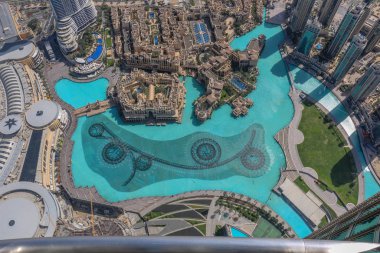 Dubai Alışveriş Merkezi 'ndeki Dubai Çeşmesi' nin havadan görünüşü Burç Halife Gölü 'ndeki 30 dönümlük alana kurulmuş dünyanın en büyük koreografili çeşme sistemi.