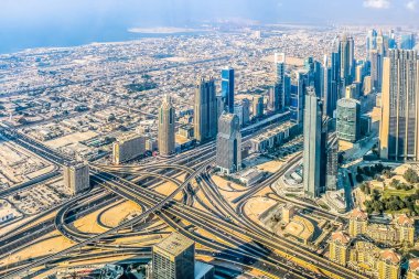 Dubai Skyline 'ın hava manzarası, Dubai Şeyh Zayed Yolu' nun muhteşem çatısı manzarası Dubai şehir merkezindeki İş Gökdelenleri, Birleşik Arap Emirlikleri