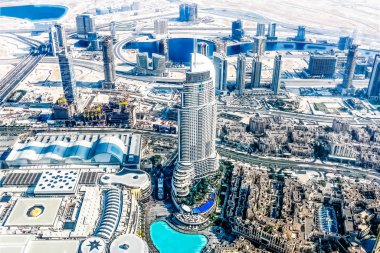 Dubai Skyline 'ın hava manzarası, Dubai Adresleri Oteli' nin muhteşem çatısı. Dubai şehir merkezindeki yerleşim ve iş gökdelenleri, Birleşik Arap Emirlikleri