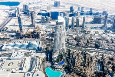 Dubai Skyline 'ın hava manzarası, Dubai Adresleri Oteli' nin muhteşem çatısı. Dubai şehir merkezindeki yerleşim ve iş gökdelenleri, Birleşik Arap Emirlikleri
