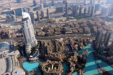 Dubai Skyline 'ın hava manzarası, Dubai Şeyh Zayed Yolu' nun muhteşem çatısı manzarası Dubai şehir merkezindeki İş Gökdelenleri, Birleşik Arap Emirlikleri