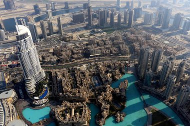 Dubai Skyline 'ın hava manzarası, Dubai Şeyh Zayed Yolu' nun muhteşem çatısı manzarası Dubai şehir merkezindeki İş Gökdelenleri, Birleşik Arap Emirlikleri