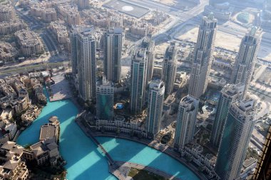 Dubai Skyline 'ın hava manzarası, Dubai Şeyh Zayed Yolu' nun muhteşem çatısı manzarası Dubai şehir merkezindeki İş Gökdelenleri, Birleşik Arap Emirlikleri