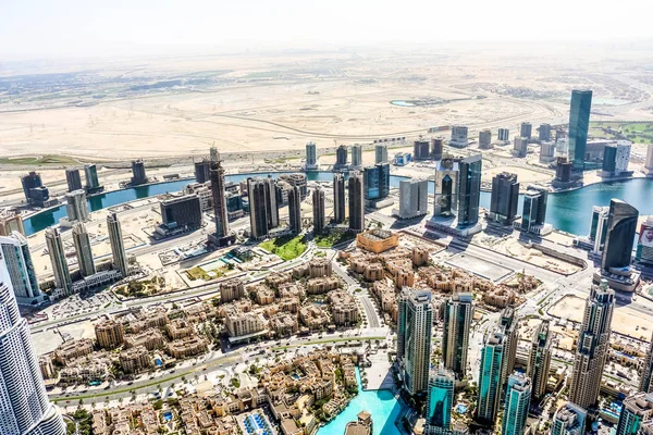 Dubai Skyline 'ın hava manzarası, Dubai Şeyh Zayed Yolu' nun muhteşem çatısı manzarası Dubai şehir merkezindeki İş Gökdelenleri, Birleşik Arap Emirlikleri