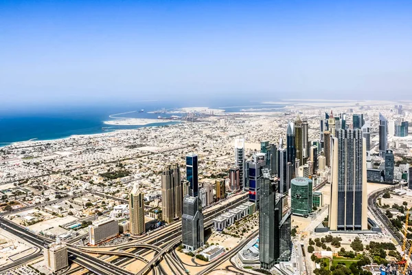 Dubai Skyline 'ın hava manzarası, Dubai Şeyh Zayed Yolu' nun muhteşem çatısı manzarası Dubai şehir merkezindeki İş Gökdelenleri, Birleşik Arap Emirlikleri