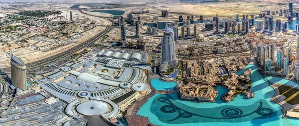 Dubai Skyline 'ın hava manzarası, Dubai Adresleri Oteli' nin muhteşem çatısı. Dubai şehir merkezindeki yerleşim ve iş gökdelenleri, Birleşik Arap Emirlikleri