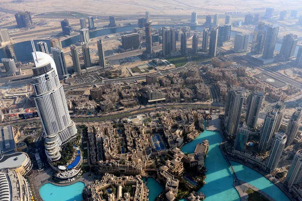 Dubai Skyline 'ın hava manzarası, Dubai Şeyh Zayed Yolu' nun muhteşem çatısı manzarası Dubai şehir merkezindeki İş Gökdelenleri, Birleşik Arap Emirlikleri