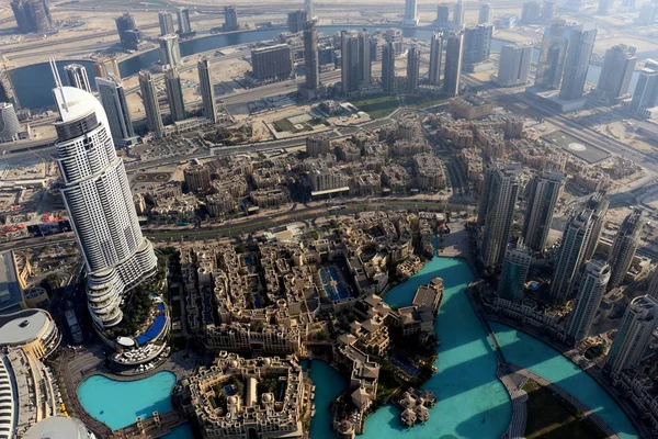 Dubai Skyline 'ın hava manzarası, Dubai Şeyh Zayed Yolu' nun muhteşem çatısı manzarası Dubai şehir merkezindeki İş Gökdelenleri, Birleşik Arap Emirlikleri
