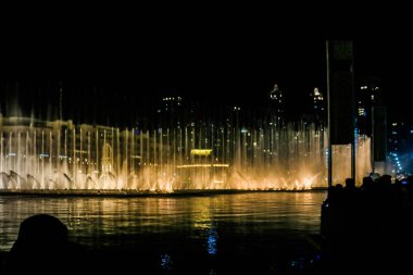 Dubai Çeşmesi, dünyanın en büyük koreografili çeşme sistemi Burj Halife Gölü 'ndeki 30 dönümlük alana kurulmuş.