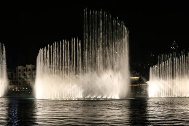 Dubai Çeşmesi, dünyanın en büyük koreografili çeşme sistemi Burj Halife Gölü 'ndeki 30 dönümlük alana kurulmuş.