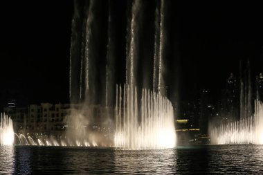 Burj Halife 'deki güzel Modern Dansçı Çeşmeleri, Dubai Alışveriş Merkezi ve muhteşem akşam şovu, Dubai, Birleşik Arap Emirlikleri