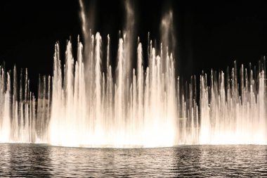 Burj Halife 'deki güzel Modern Dansçı Çeşmeleri, Dubai Alışveriş Merkezi ve muhteşem akşam şovu, Dubai, Birleşik Arap Emirlikleri