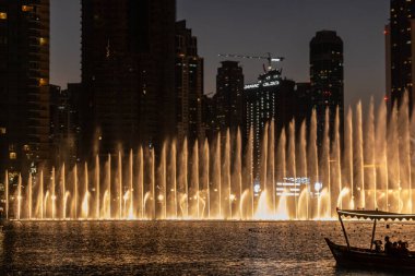 Burj Halife 'deki güzel Modern Dansçı Çeşmeleri, Dubai Alışveriş Merkezi ve muhteşem akşam şovu, Dubai, Birleşik Arap Emirlikleri