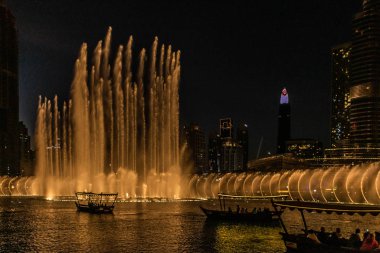 Burj Halife 'deki güzel Modern Dansçı Çeşmeleri, Dubai Alışveriş Merkezi ve muhteşem akşam şovu, Dubai, Birleşik Arap Emirlikleri
