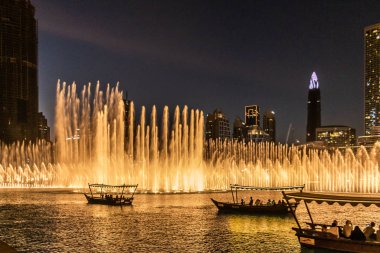 Burj Halife 'deki güzel Modern Dansçı Çeşmeleri, Dubai Alışveriş Merkezi ve muhteşem akşam şovu, Dubai, Birleşik Arap Emirlikleri