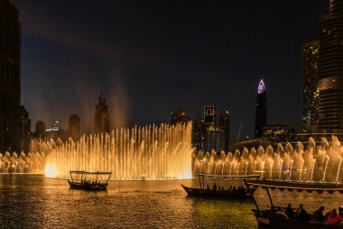 Burj Halife 'deki güzel Modern Dansçı Çeşmeleri, Dubai Alışveriş Merkezi ve muhteşem akşam şovu, Dubai, Birleşik Arap Emirlikleri