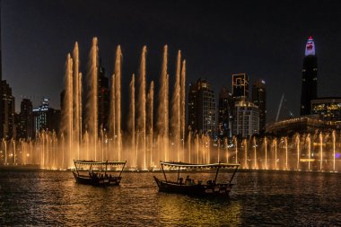 Burj Halife 'deki güzel Modern Dansçı Çeşmeleri, Dubai Alışveriş Merkezi ve muhteşem akşam şovu, Dubai, Birleşik Arap Emirlikleri