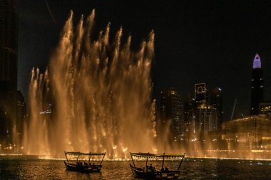 Dubai Çeşmesi, dünyanın en büyük koreografili çeşme sistemi Burj Halife Gölü 'ndeki 30 dönümlük alana kurulmuş.